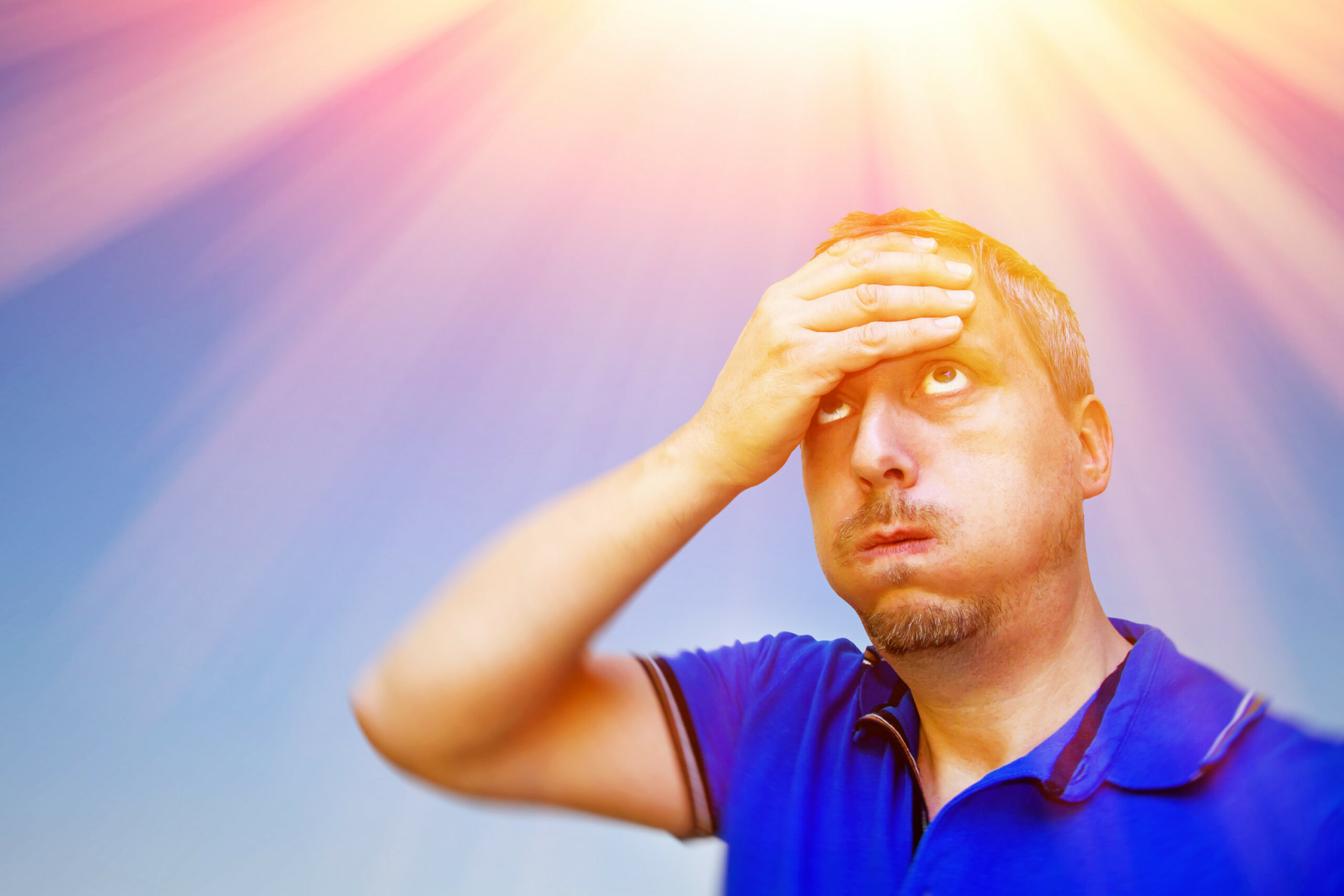 Человек щурится. Человек с плохим зрением. Человек щурит глаза пальцами. Боязнь света. Щурится на свет.